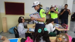 Jandarma sınıf sınıf gezdi, minikleri bilgilendirdi