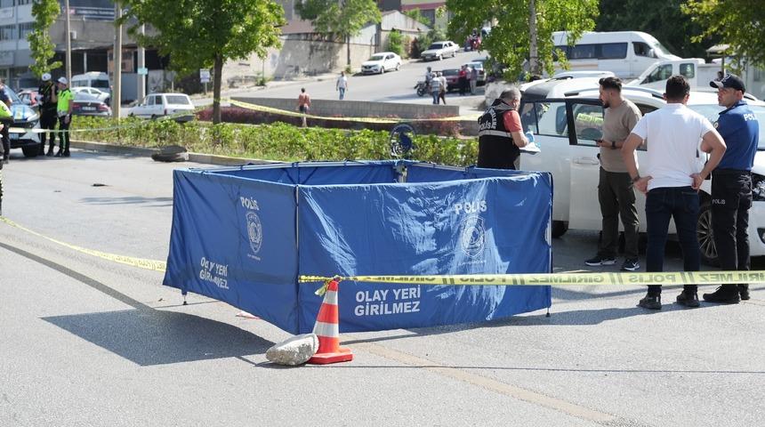 Karşıdan karşıya geçmek isteyen kadın otomobil çarpması sonucu hayatını kaybetti
