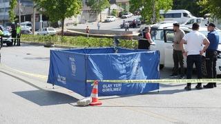 Karşıdan karşıya geçmek isteyen kadın otomobil çarpması sonucu hayatını kaybetti