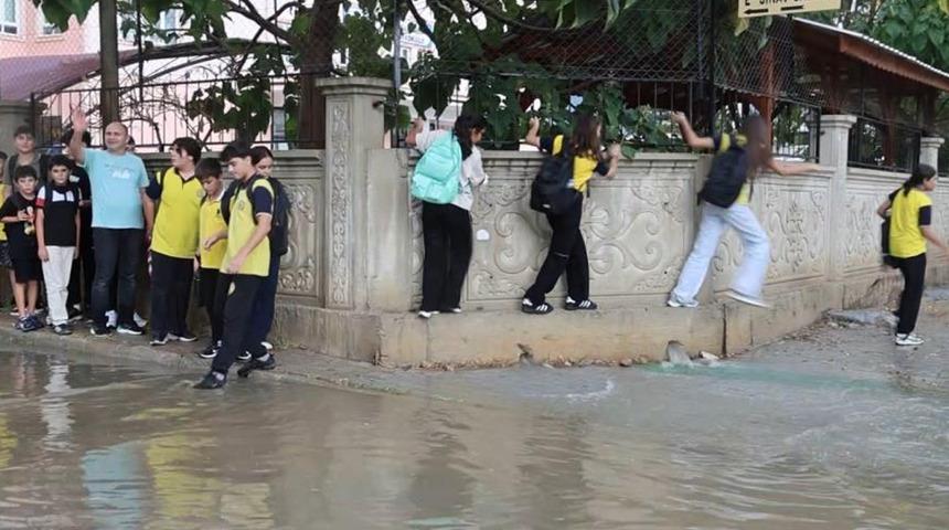Adana Kozan’da fırtına ve yağmur etkili oldu