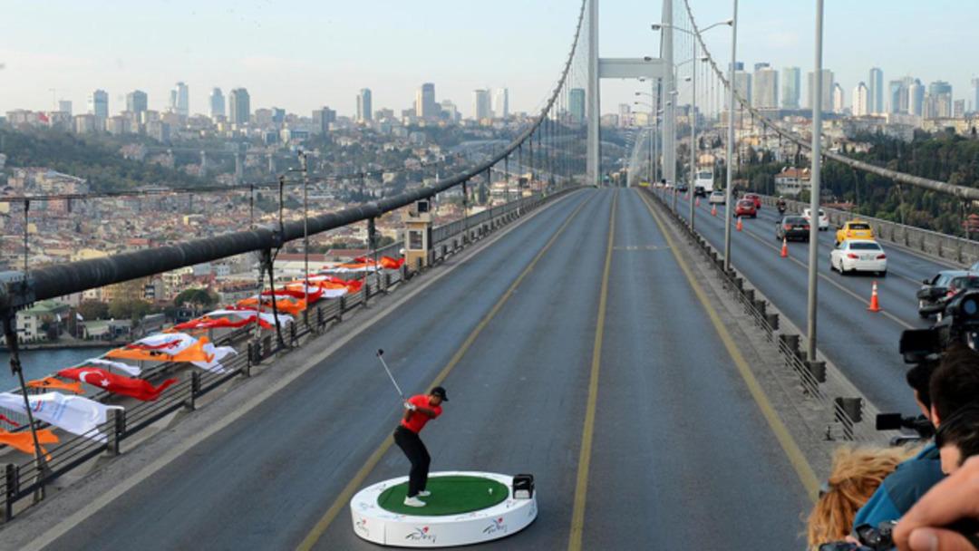 Tiger Woods'tan tarihi vuruş