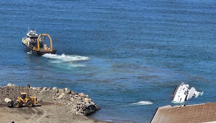 21198749-700x400 Denize indirildikten sonra batmıştı! Lüks yatı çıkarma çalışmaları sürüyor