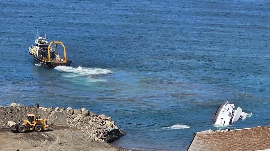 Denize indirildikten sonra batmıştı! Lüks yatı çıkarma çalışmaları sürüyor