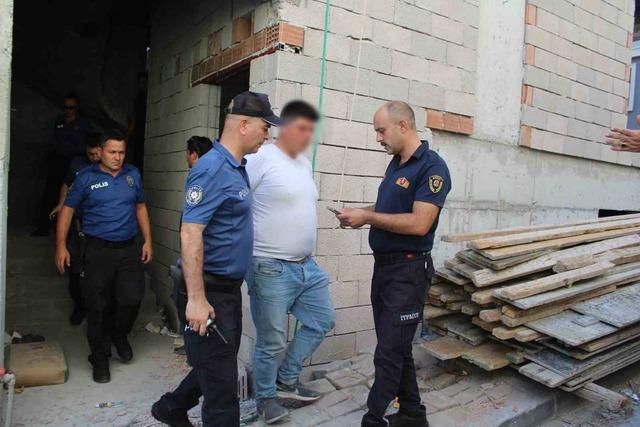 Çatıya çıkan şahsı ekipler ikna edip indirdi 4