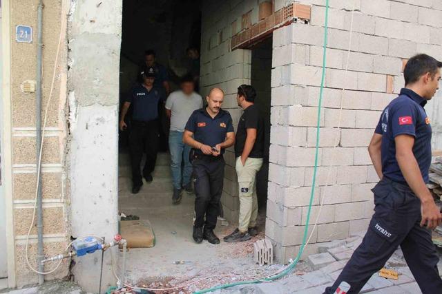 Çatıya çıkan şahsı ekipler ikna edip indirdi 2