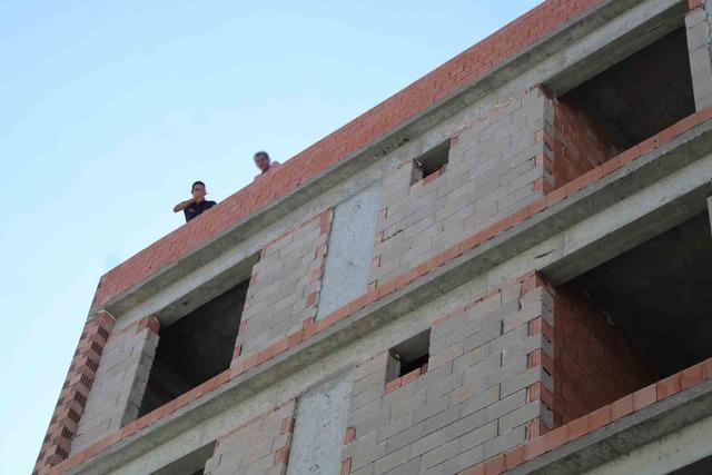 Çatıya çıkan şahsı ekipler ikna edip indirdi 3