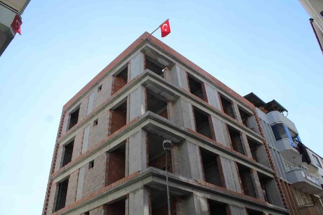 Çatıya çıkan şahsı ekipler ikna edip indirdi 1