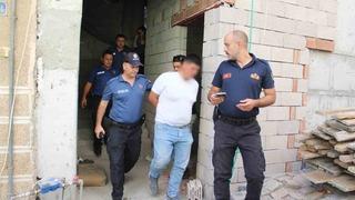 Çatıya çıkan şahsı ekipler ikna edip indirdi