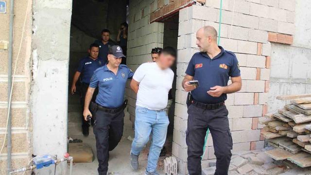 Çatıya çıkan şahsı ekipler ikna edip indirdi