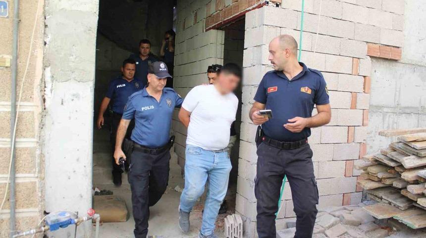 Çatıya çıkan şahsı ekipler ikna edip indirdi