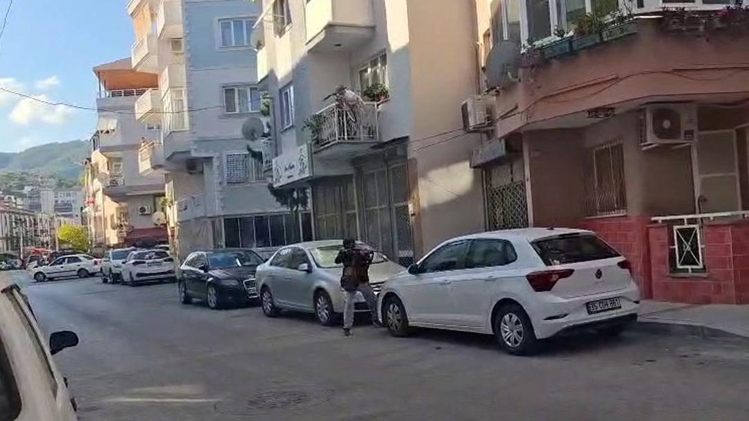 İzmir den kan donduran bir haber daha! Yaşı yine 16... Babasını öldürüp, annesini yaraladıktan sonra intihara teşebbüs etti 1