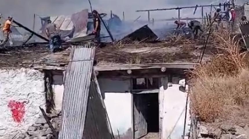 Sarıkamış’ta çıkan yangında 2 ev yandıSarıkamış’ta çıkan yangında 2 ev yandı