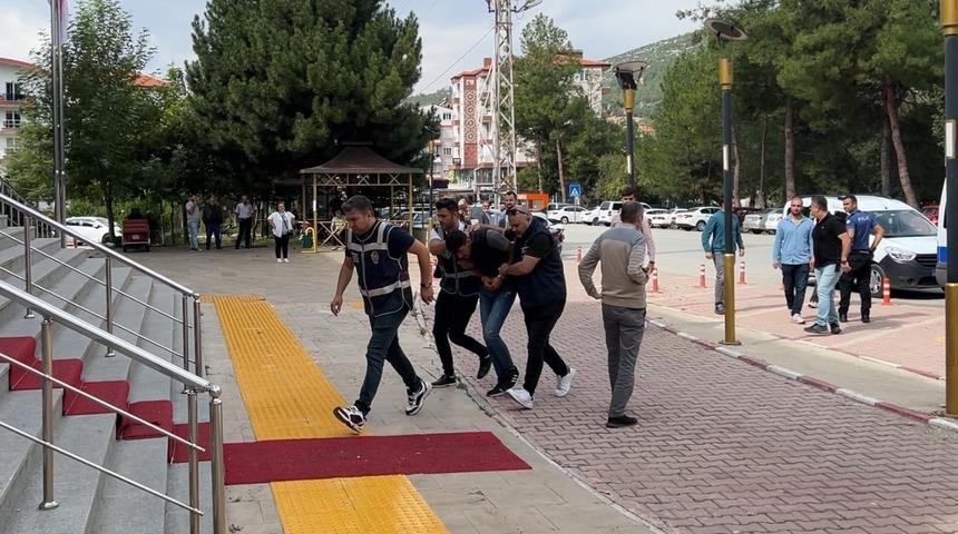Burdur'da kuzenini öldüren sanık ile eşinin tutukluğuna devam etmesi kararlaştırıldı