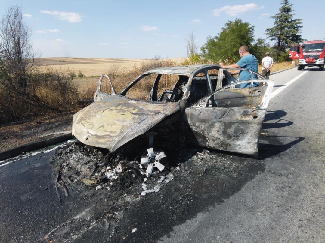 Edirne de seyir halindeki otomobil alev alev yandı 1