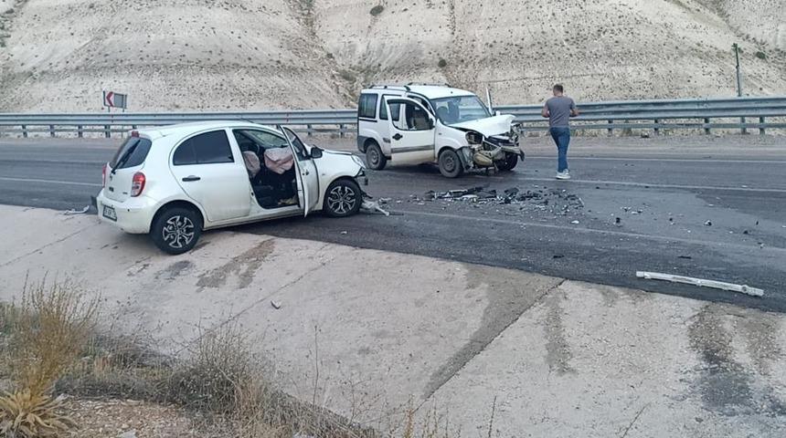 Sivas’ta iki araç kafa kafaya çarpıştı: 4 yaralı