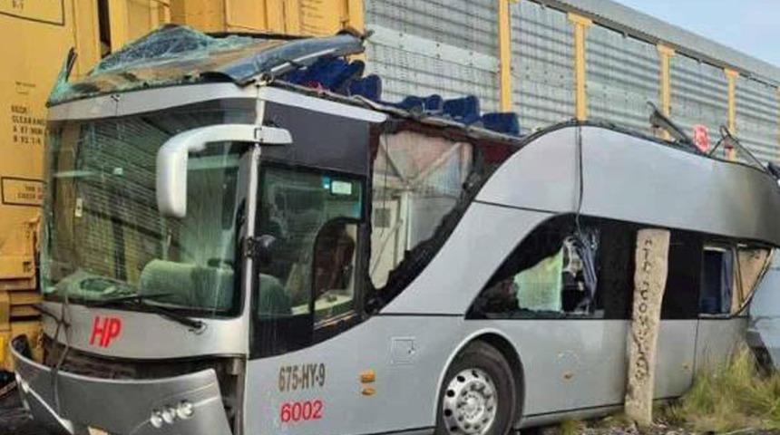 Meksika’da tren yolcu otobüsüne çarptı: 8 ölü, 45 yaralı