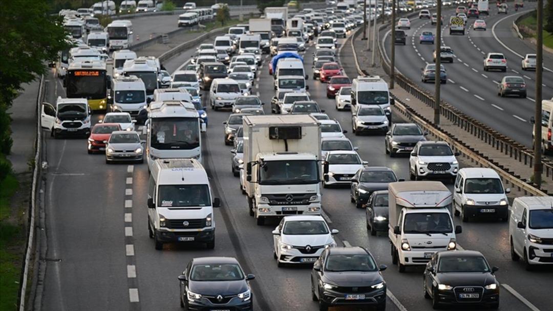 Okul servisleri yola çıktı, İstanbul da trafik yoğunluğu arttı 1