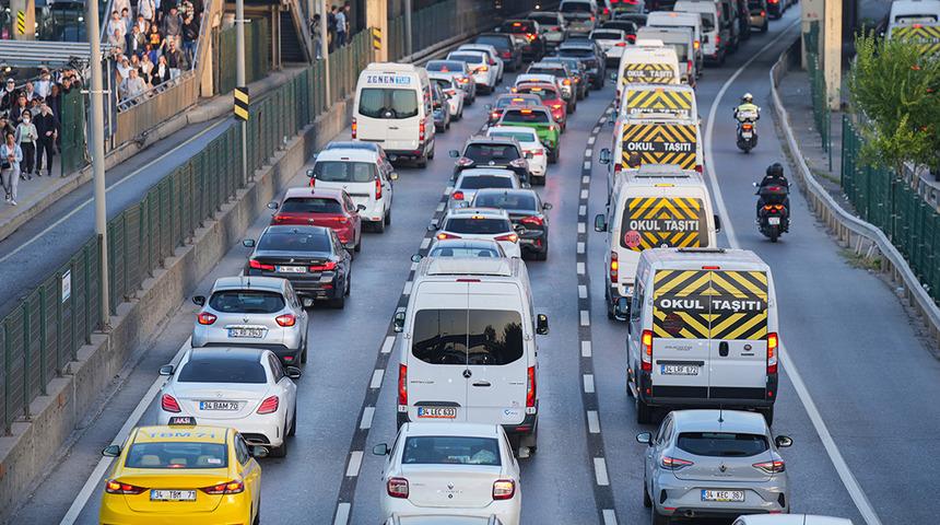 Okul servisleri yola çıktı, İstanbul'da trafik yoğunluğu arttı