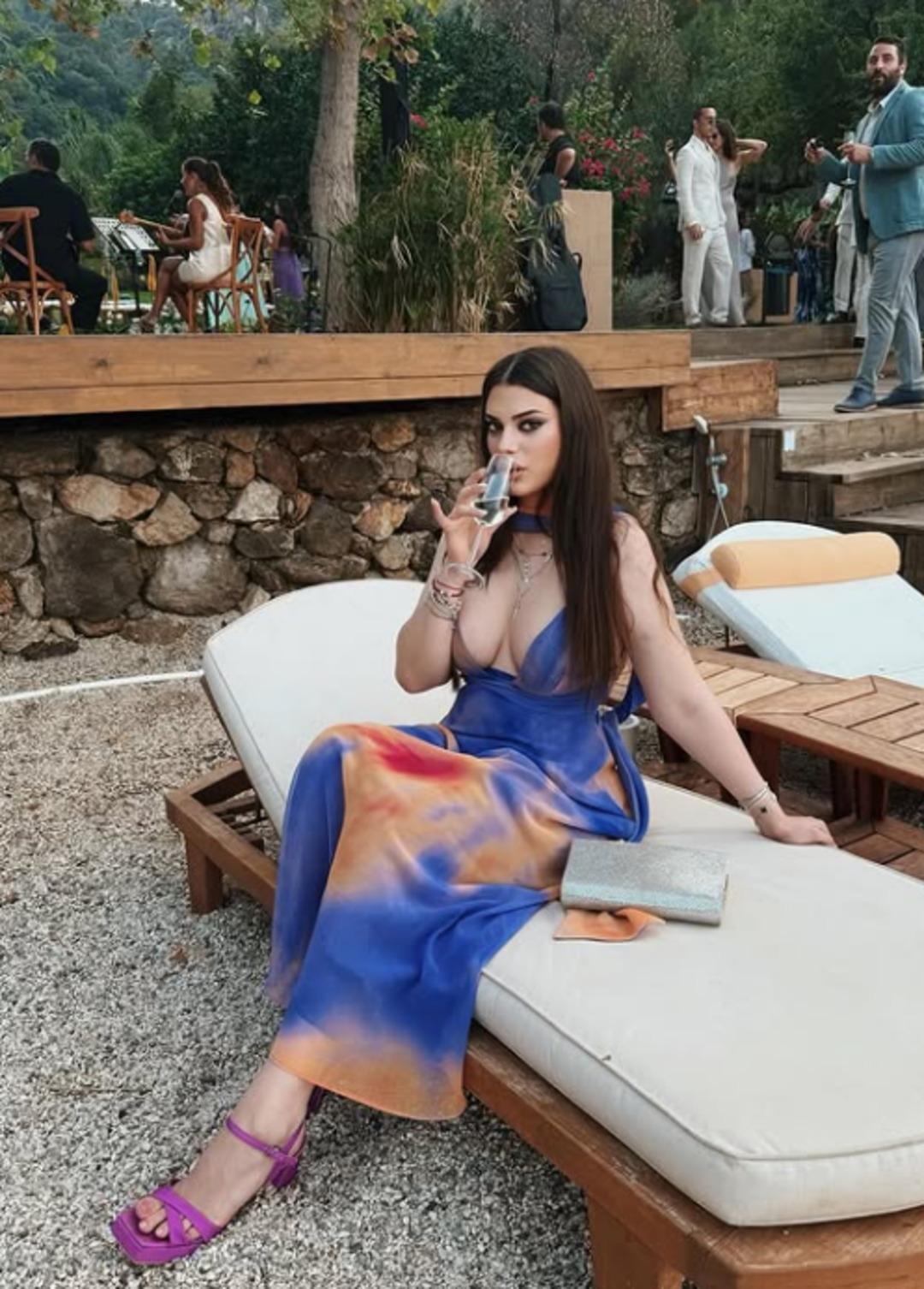 Derin Talu havaalanına bikini ve pareoyla geldi! 