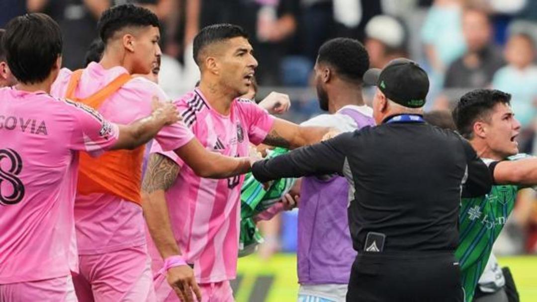 Daha önce ısırmıştı, şimdi tükürdü! Luis Suarez skandallara son vermiyor... Men cezası aldı 1