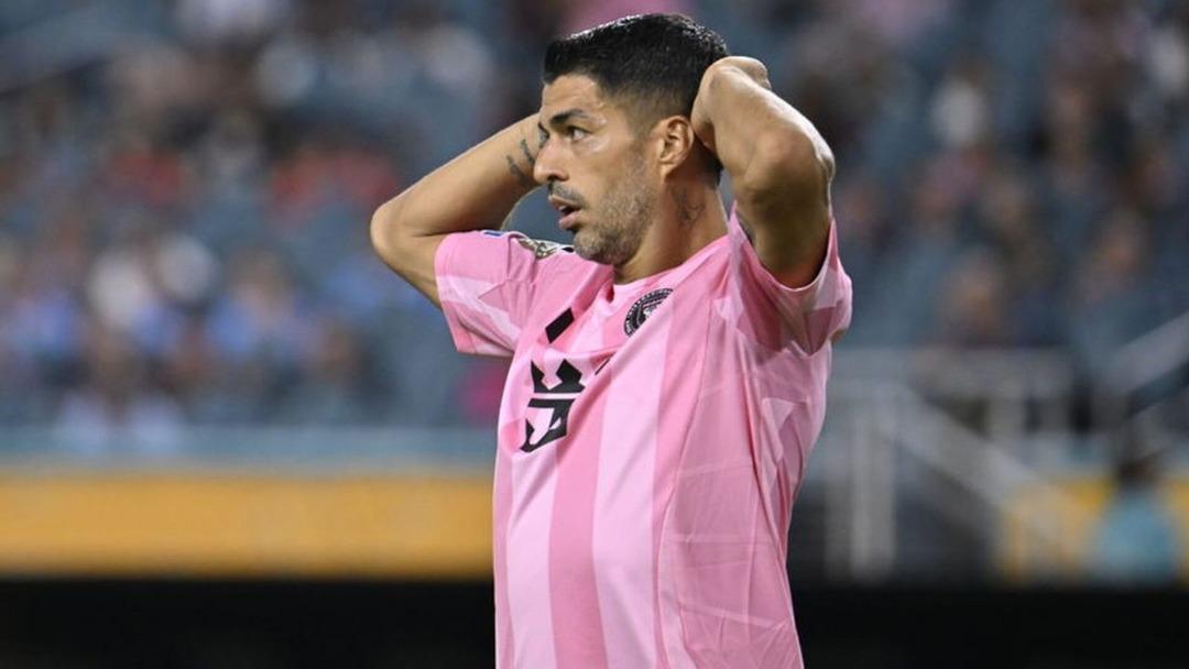 Daha önce ısırmıştı, şimdi tükürdü! Luis Suarez skandallara son vermiyor... Men cezası aldı 2