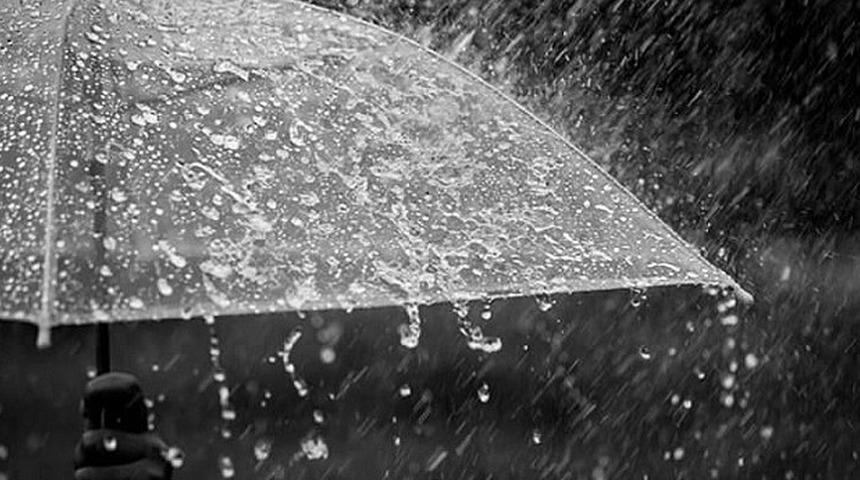 Türkiye'de şiddetli sağanak yağışlar hayatı olumsuz etkiliyor