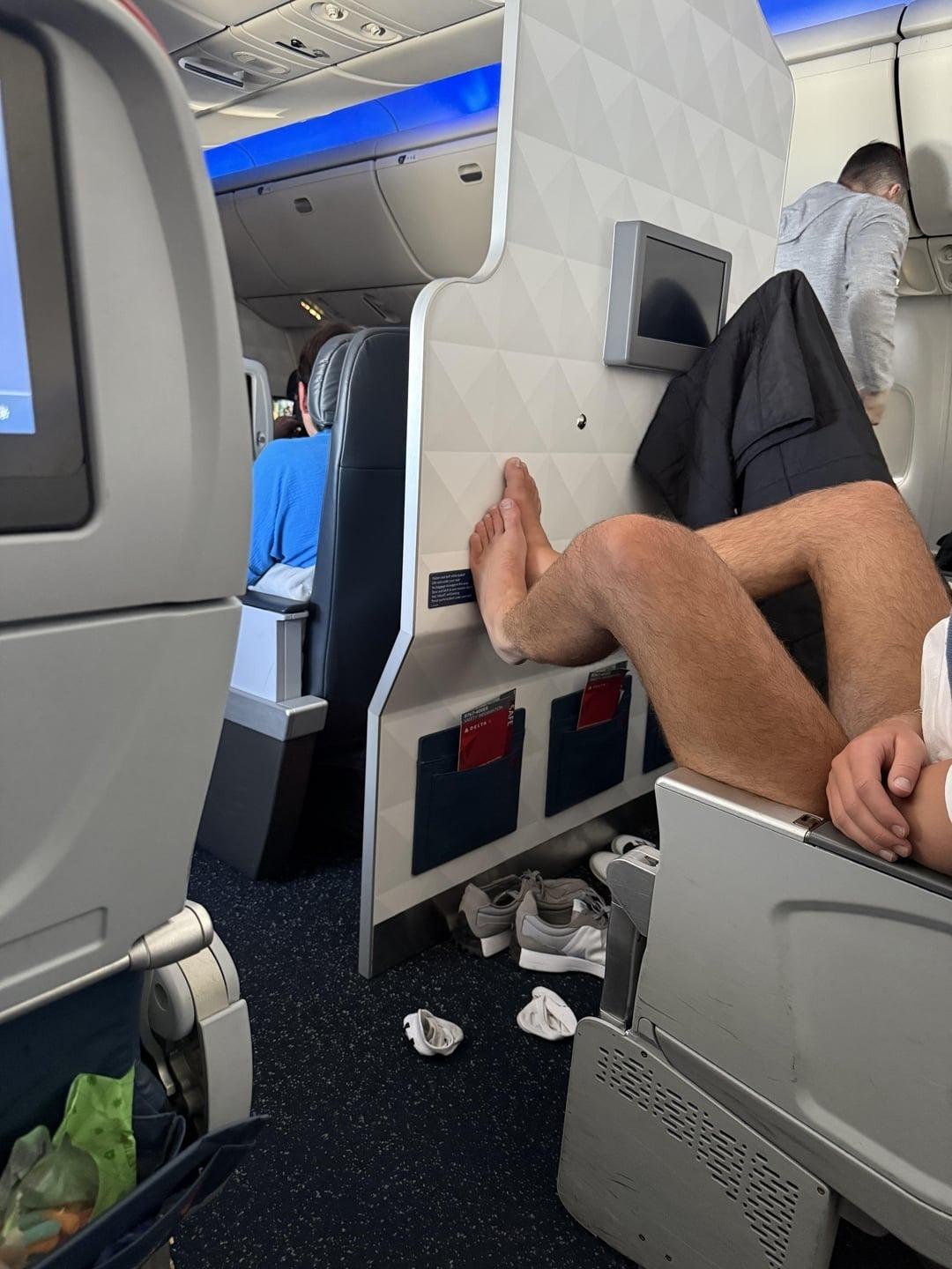 Uçaktaki bir yolcunun yaptığı hareket mide bulandırdı! Rahatlığı tepki çekti 2