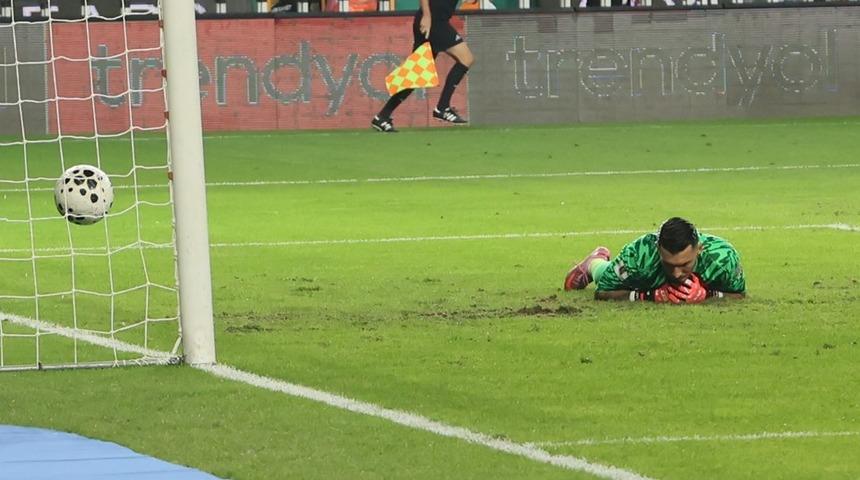 Milli takımın İspanya maçında yediği 6 gol sonrası Okan Buruk'tan yeni öğrencisi Uğurcan Çakır ile özel görüşme! 