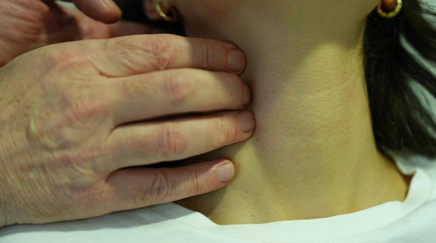 Uzman isim uyardı: Boynunuzdaki belirtiyi göz ardı etmeyin! 'Ciddi hastalığın habercisi'