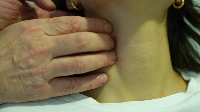 Uzman isim uyardı: Boynunuzdaki belirtiyi göz ardı etmeyin! 'Ciddi hastalığın habercisi'