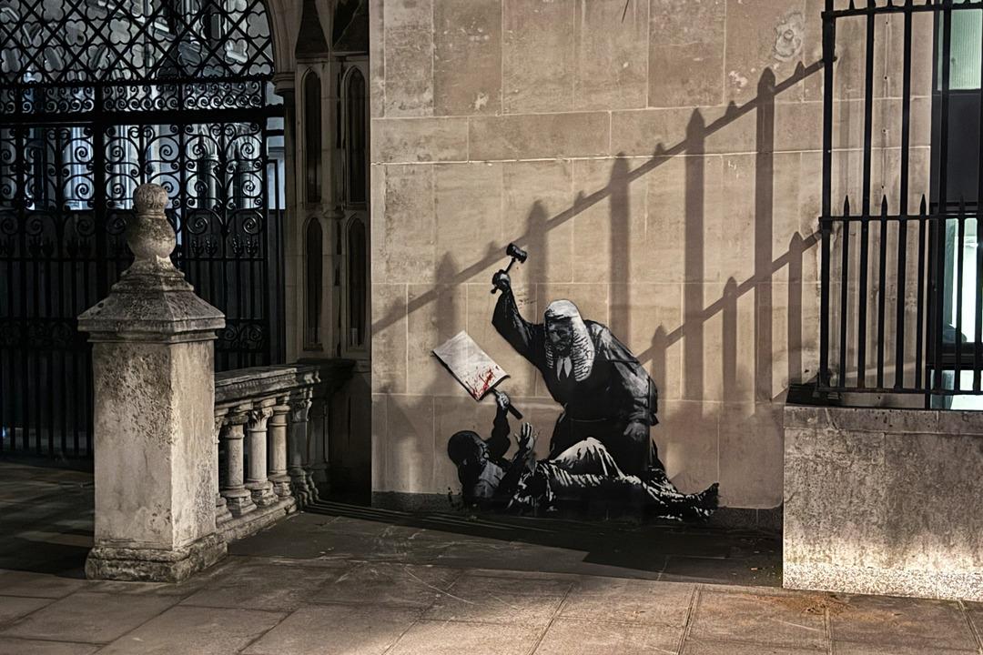 Gizemli sokak sanatçısı Banksy den yeni eser! Politik aktivist 10 yıl hapis cezasıyla karşı karşıya... Kimliği ortaya çıkabilir 2