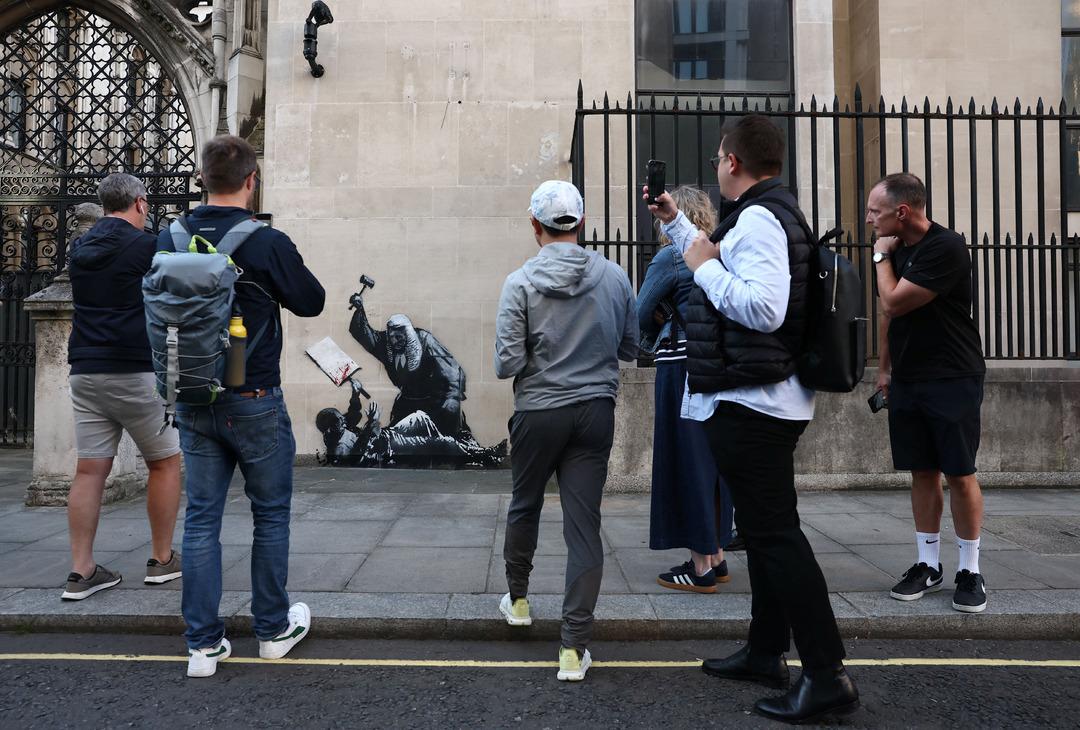 Gizemli sokak sanatçısı Banksy den yeni eser! Politik aktivist 10 yıl hapis cezasıyla karşı karşıya... Kimliği ortaya çıkabilir 3