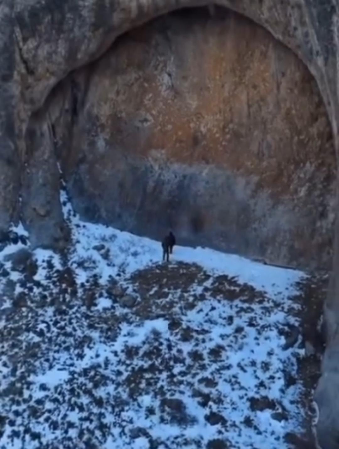 Dağların ortasında görüldü! Dev kapı merak edildi, komplo teorileri ortaya atıldı 1