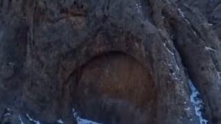 Dağların ortasında görüldü! Dev kapı merak edildi, komplo teorileri ortaya atıldı