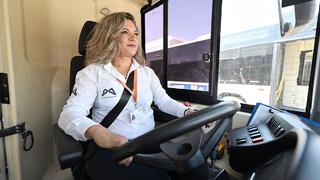 Hayat şartları zorlaşınca ücretsiz kursa yazıldı: Mersin'de 2 çocuk annesi otobüs şoförü oldu!