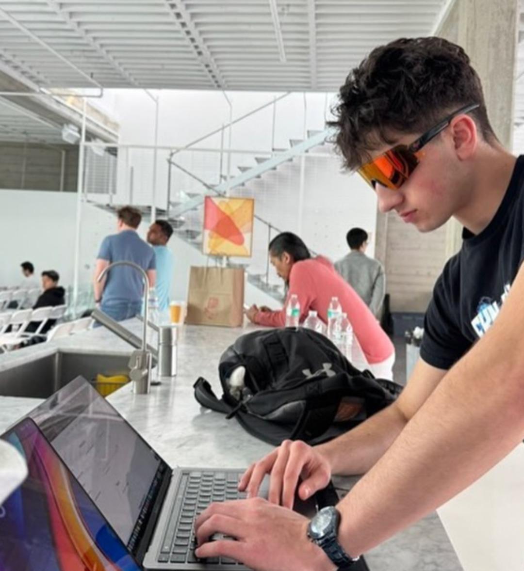 7 yaşında kod yazmayı öğrendi, 18 yaşında milyoner oldu! 1