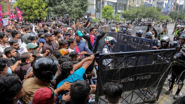 Sosyal medya yasağı Başbakan Oli'ye istifa getirdi: Nepal'de ortalık karıştı