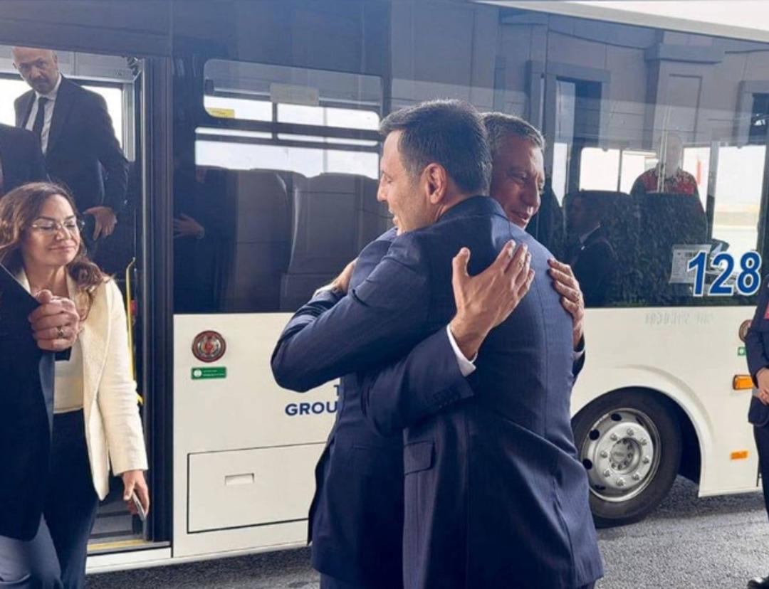 SON DAKİKA | CHP lideri Özel Taksim de! Özgür Çelik le geldi, Gürsel Tekin e resti çekti: Affetmem! 1