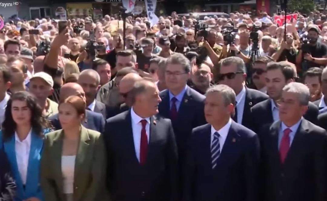 SON DAKİKA | CHP lideri Özel Taksim de! Özgür Çelik le geldi, Gürsel Tekin e resti çekti: Affetmem! 3
