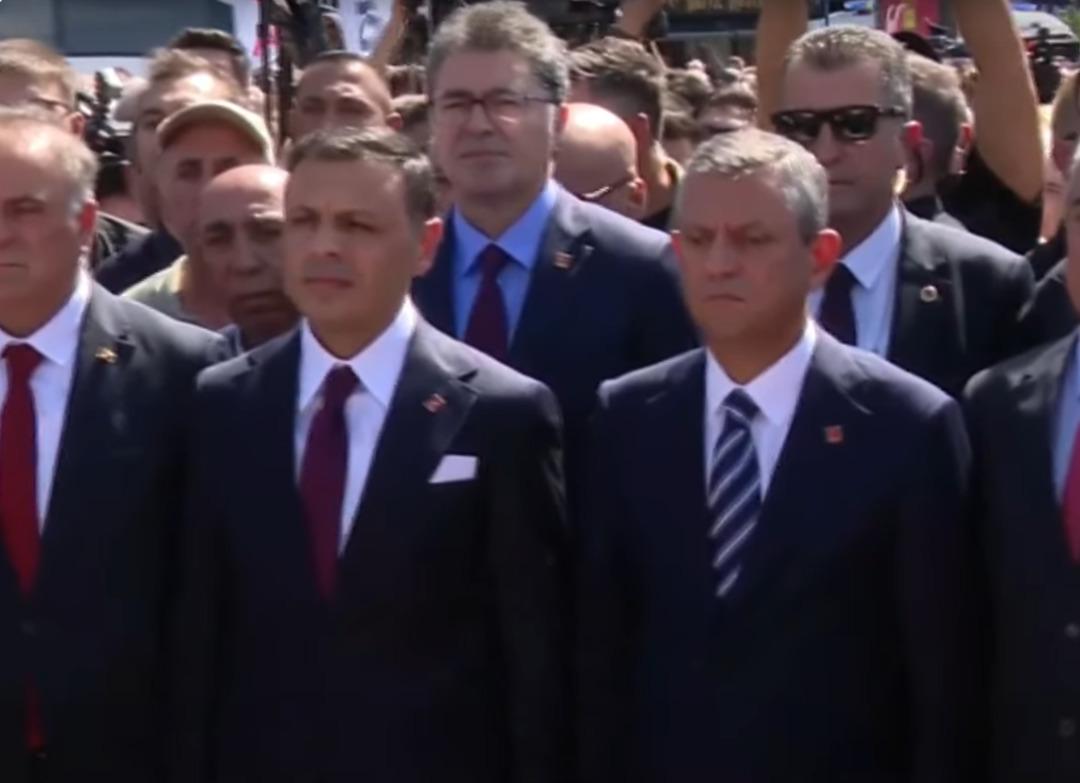 SON DAKİKA | CHP lideri Özel Taksim de! Özgür Çelik le geldi, Gürsel Tekin e resti çekti: Affetmem! 2