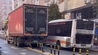 Bozulan otobüs yolu kapadı, kamyon dubaları çiğneyerek yoluna devam etti