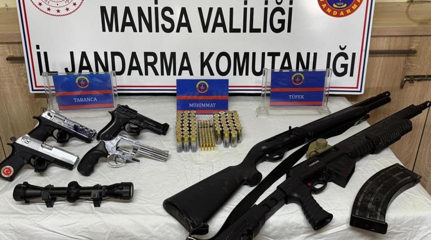 Salihli’de ikametten çok sayıda ruhsatsız tabanca ve tüfek çıktı