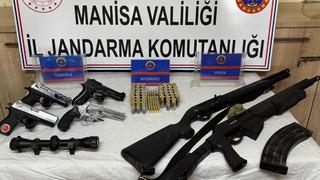 Salihli’de ikametten çok sayıda ruhsatsız tabanca ve tüfek çıktı