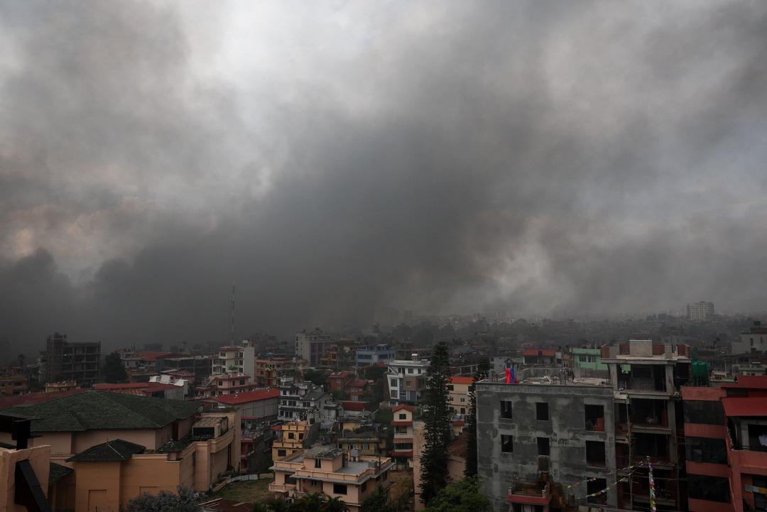 Z Kuşağı Protestoları ülkeyi birbirine kattı! Parlamento binasını yakıp bakanı dövdüler... Dev protestonun izleri 1