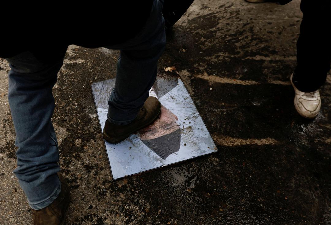 Z Kuşağı Protestoları ülkeyi birbirine kattı! Parlamento binasını yakıp bakanı dövdüler... Dev protestonun izleri 4