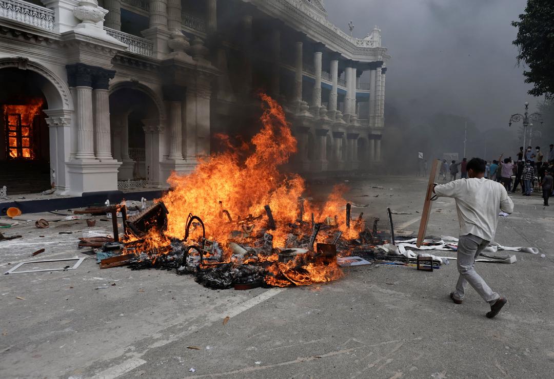 Z Kuşağı Protestoları ülkeyi birbirine kattı! Parlamento binasını yakıp bakanı dövdüler... Dev protestonun izleri 3