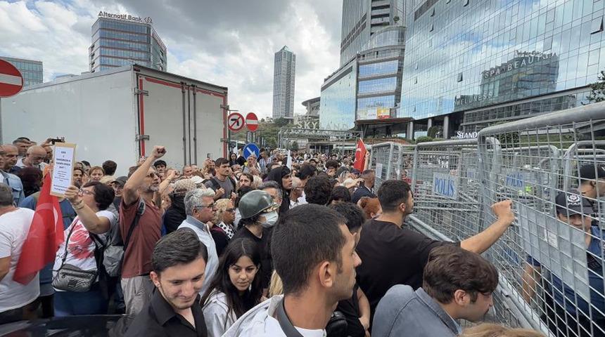CHP İstanbul İl Başkanlığı önünde gerçekleşen olaylarla paylaşım yapanlar gözaltına alınmıştı! 3 kişi tutuklandı