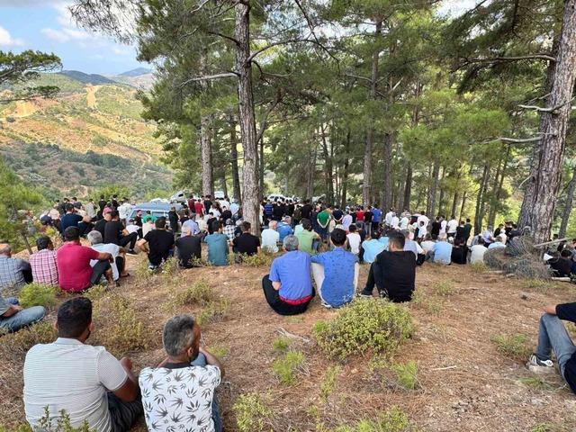 Antalya’da kazada hayatını kaybeden çocuk toprağa verildi 1