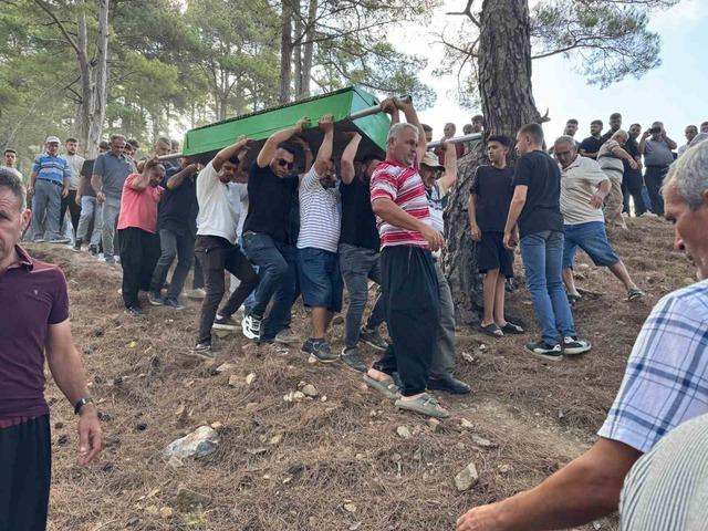 Antalya’da kazada hayatını kaybeden çocuk toprağa verildi 2