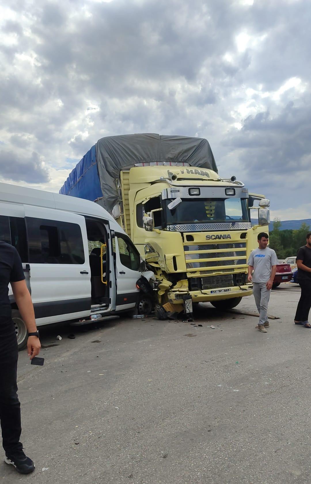Fındık işçilerini taşıyan minibüs ile kamyon çarpıştı: Çok sayıda yaralı var! 1